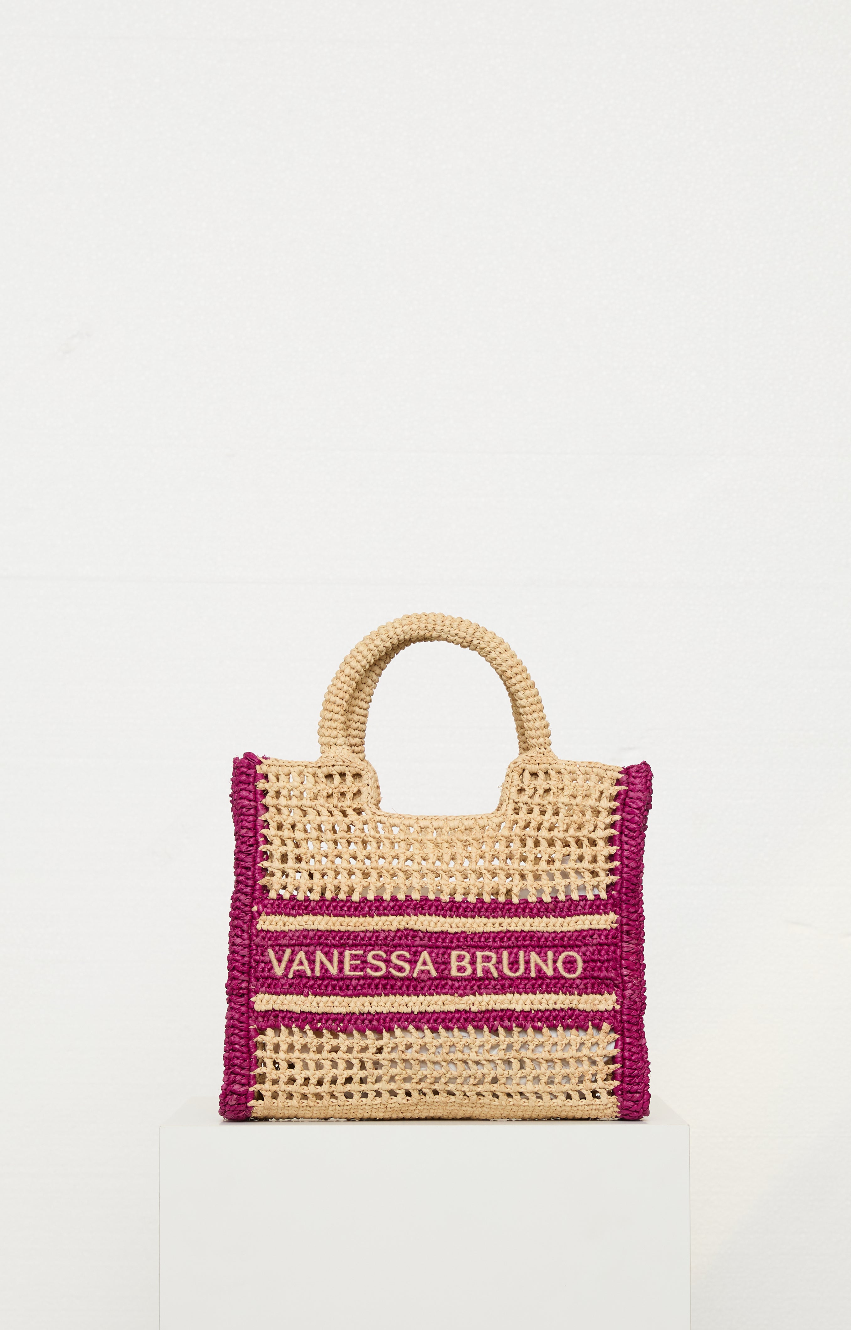 SMALL RAFFIA BASKET WITH FUSHIA STRIPES